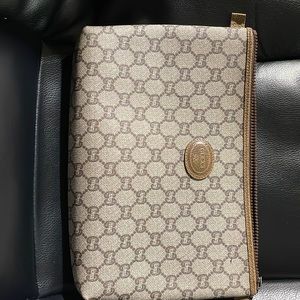 Used Gucci clutch bag, Very clean and good condition.